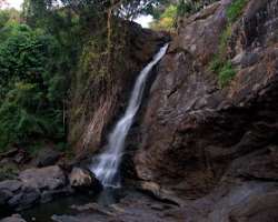 Water flow is less majestic during the summer season; the best view of the waterfall can be seen in Monsoon.